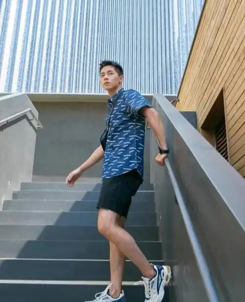 肖战衬衫短裤穿搭,青春有活力,连男生都会多看你几眼