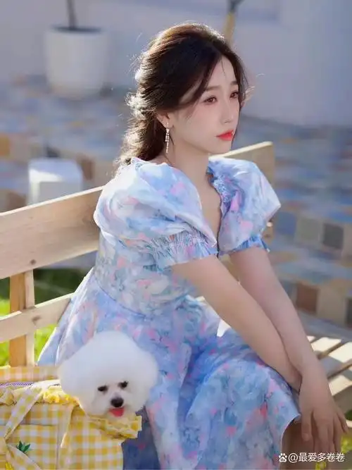 虞书欣是一位可爱的女孩子,她的完美身材比例让人羡慕不已.