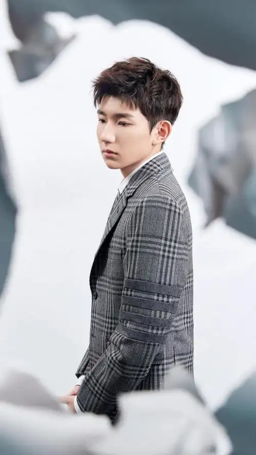 王源条纹西装帅气写真,高清图片,手机锁屏桌面-壁纸族