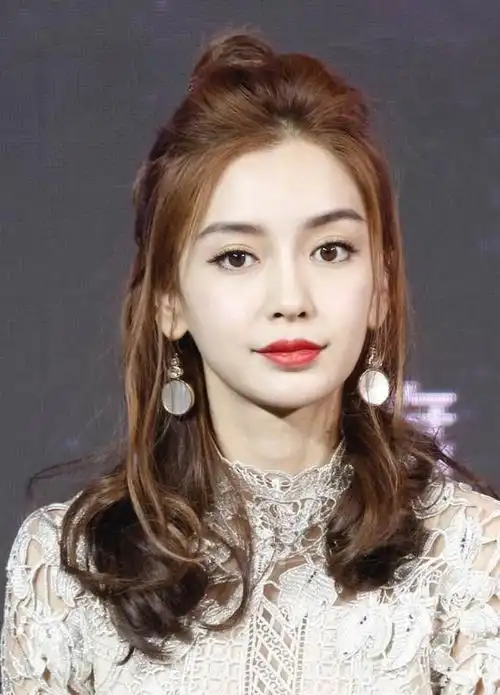 宅在家太无聊?不如跟着女明星学扎头发,简单易懂,还减龄时髦!