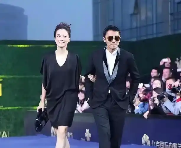 谢霆锋经纪人意外撞脸王菲和谢霆锋挽手同行宽松长裙优雅大气