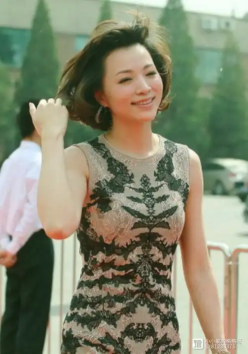 50岁董卿罕见穿迷你短裙现身表情销魂举止大方真是万种风情