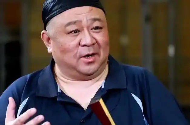 梁冠华因太胖没戏演却被导演妻子倒追39岁演狄仁杰走红