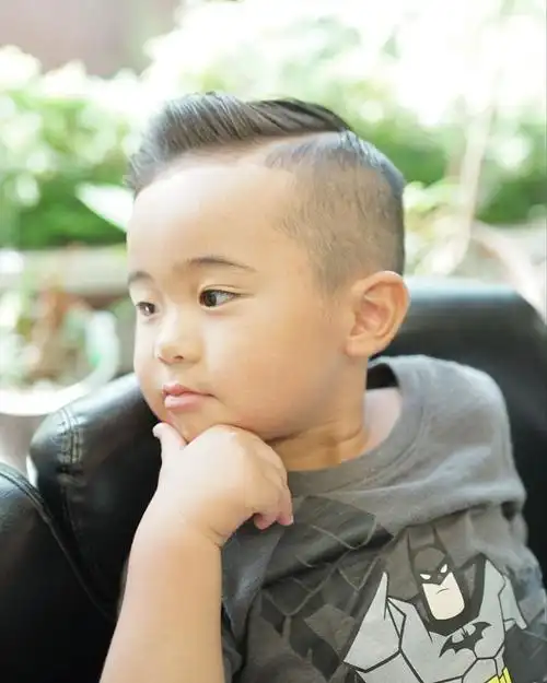 背造型的小男孩发型,自信又绅士,也是尽显帅气风采,妥妥的小帅哥一枚
