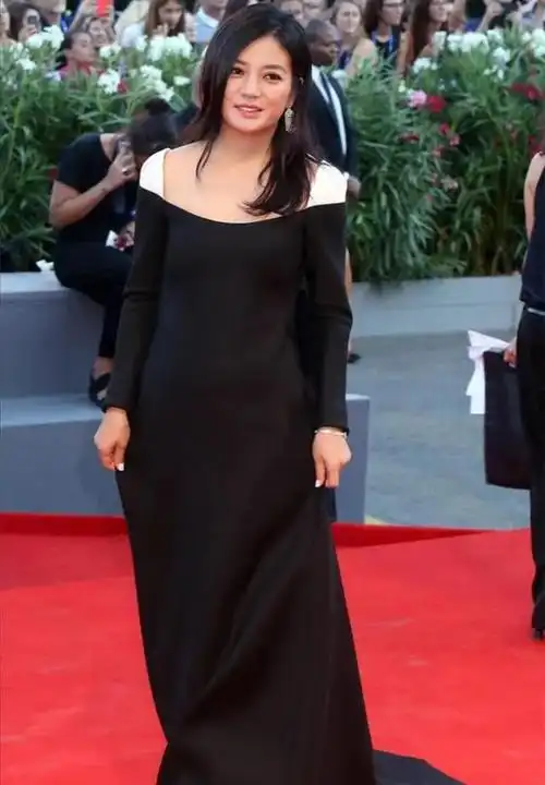 女明星难逃中年发福赵薇郝蕾钟丽缇纷纷中招为什么她躲过了