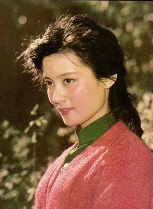 "悲剧女皇"潘虹:10岁丧父,32岁离婚后不再结婚,一生无儿无女