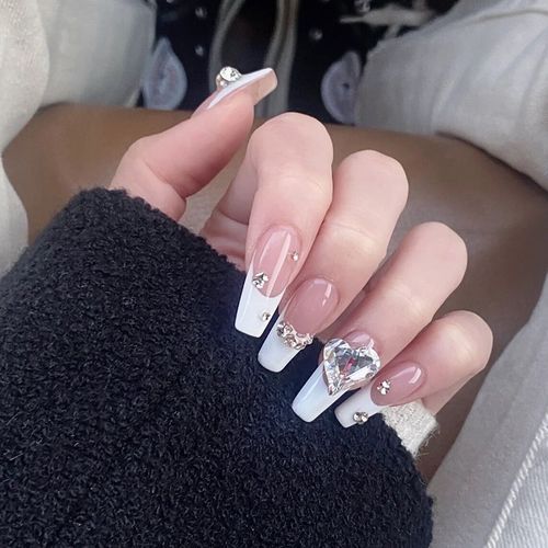 穿戴甲美甲成品批发小红书爆款中长白法式爆闪碎钻玻璃桃心指甲贴