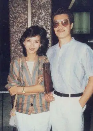 黄锦燊年轻的时候很瘦,留着与现在同款的胡须,整个人看起来,与赵雅芝