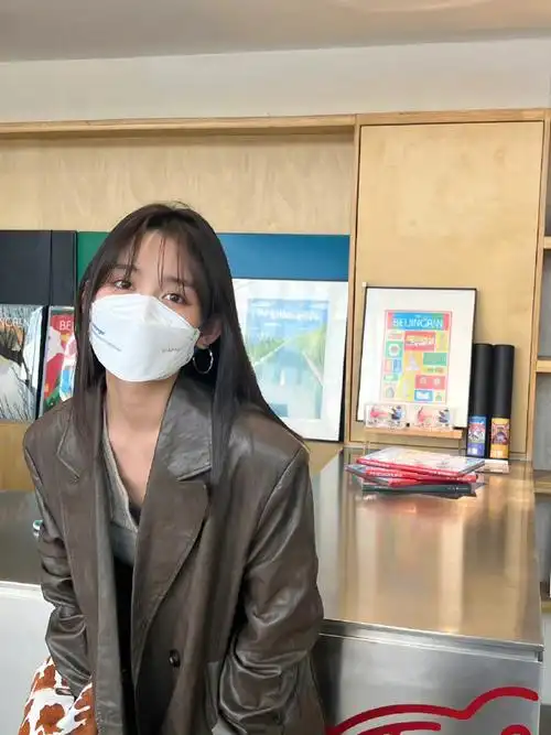 蒋依依探班赵露思偷偷藏不住##偶遇蒋依依探班赵露思