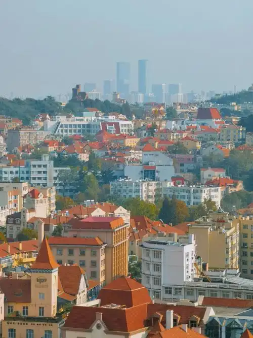 红瓦绿树碧海蓝天的青岛