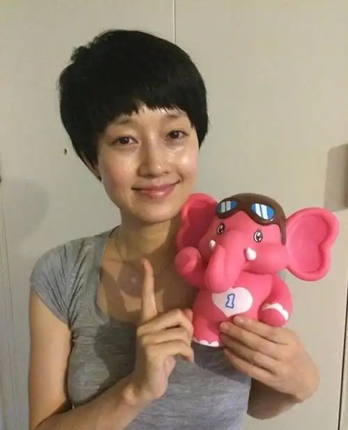 42岁马伊琍素颜照曝光,虽然看起来满脸油光斑点数不清,衣品也差.