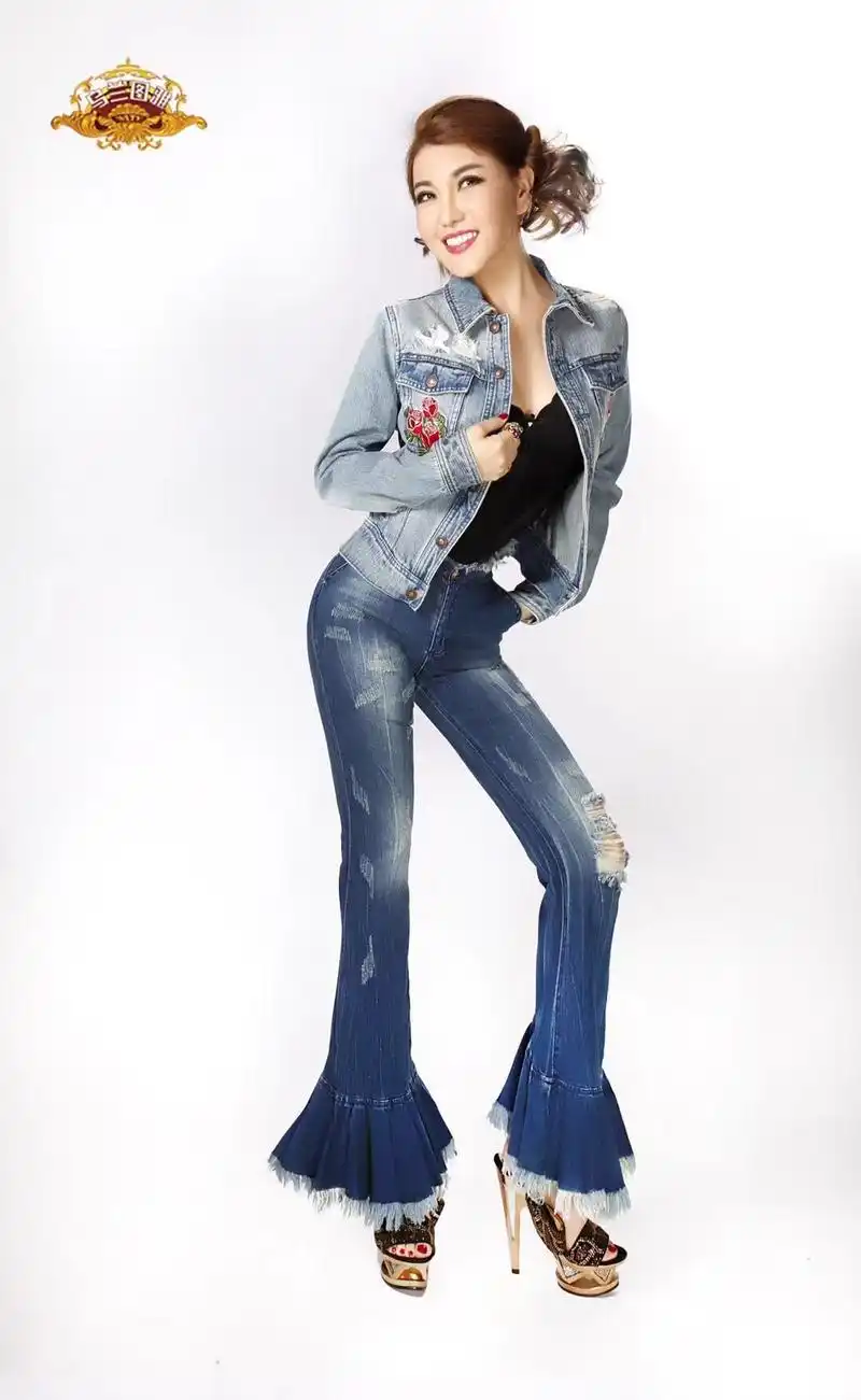 乌兰图雅 一身牛仔装 萌萌惹人爱