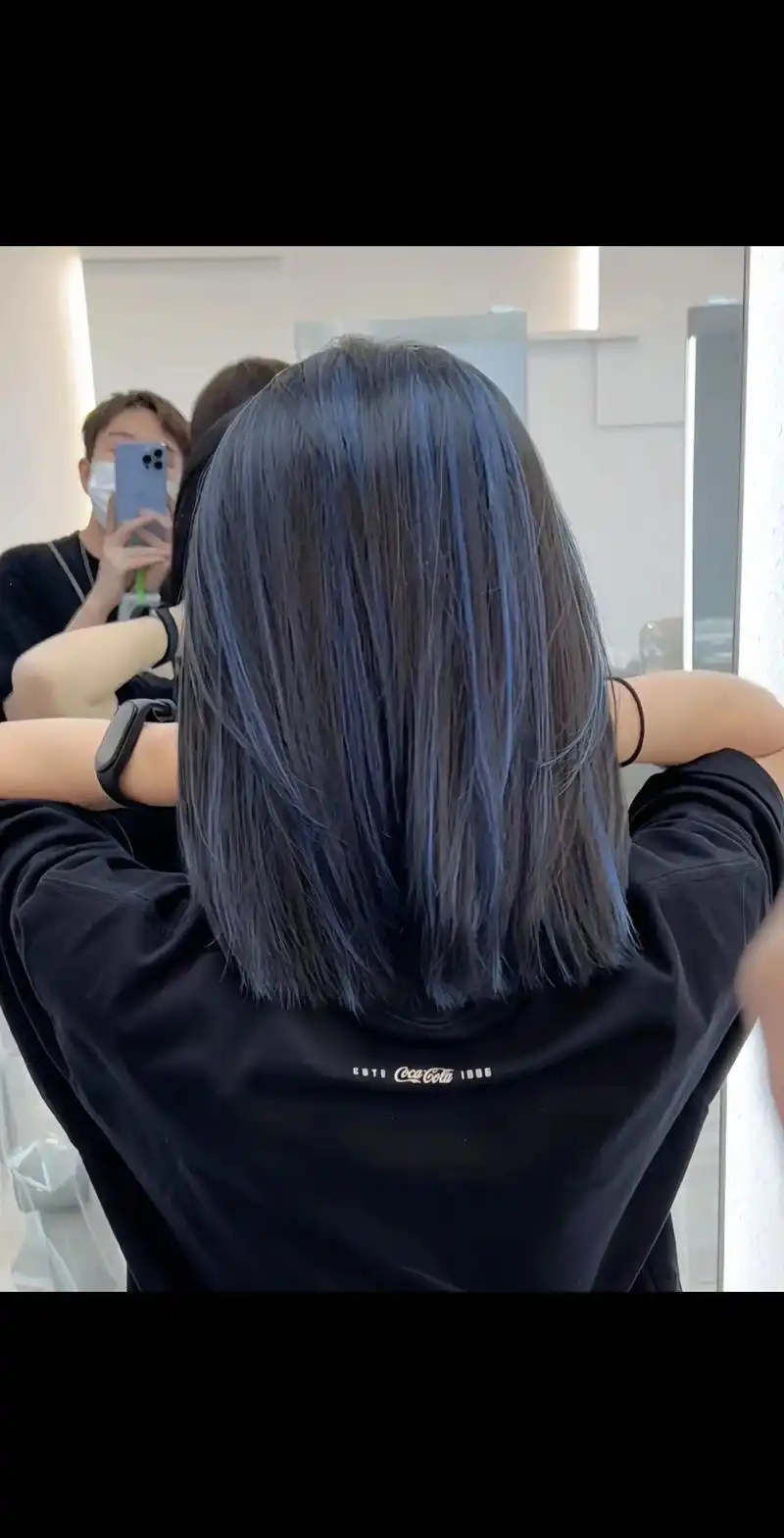 方圆脸齐肩层次锁骨短发搭配雾霾蓝灰色挑染.