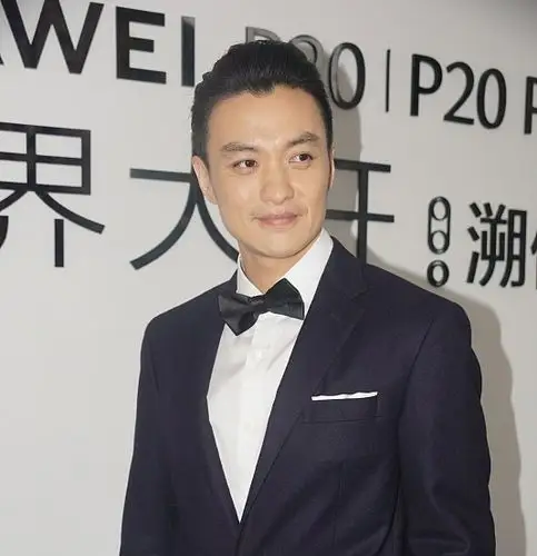 周一围着深蓝色西装配白色西裤出席活动 经典小辫彰显男人味_新浪看点