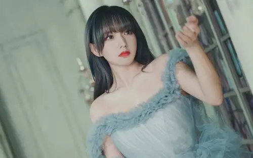 程潇蓝色蛋糕裙高清桌面壁纸