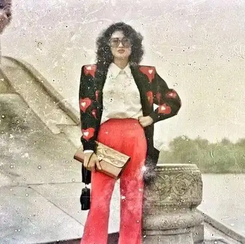 女生都模仿港台女星,大波浪,印花裙,垫肩外套,摩登得不行.