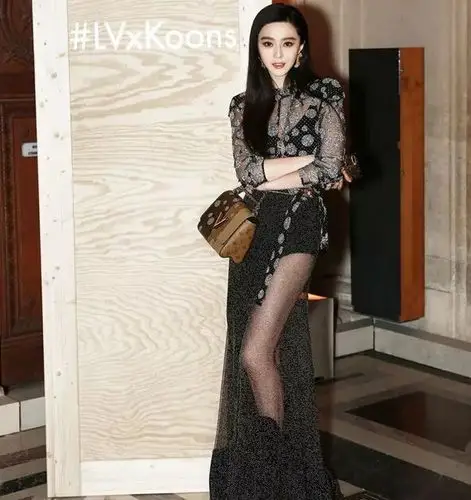 范冰冰穿纱裙露到大腿根,风情万种,网友:大黑牛管不了?