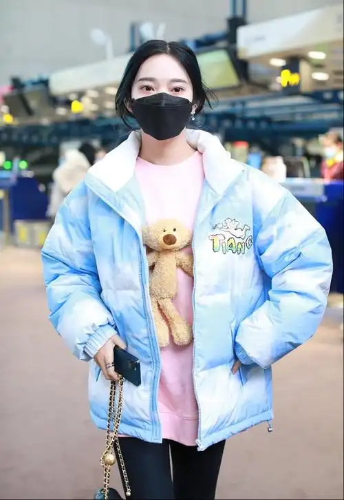 李子璇简直就是"理想型女友"!粉色樱桃背心搭短裤,清新又可爱