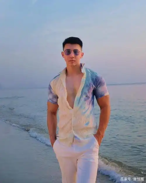 形象身材俱佳的男模,质感的胸肌和人鱼线尽显男神风貌