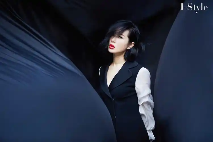 余男最新杂志写真释出百变造型复古时髦