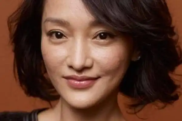 周迅的皮肤不好是众所周知的,未修图的她可以看到面部明显的痘痘,但