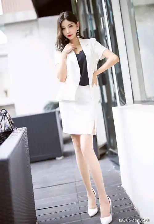 原创美女白色套裙搭配白色高跟鞋与包包真正地把白色发挥到了淋漓尽致