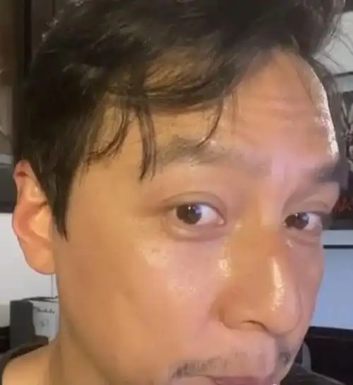 来看看不老男神吴彦祖的自拍照,噗嗤,果然有颜的人自拍总是如此任性的