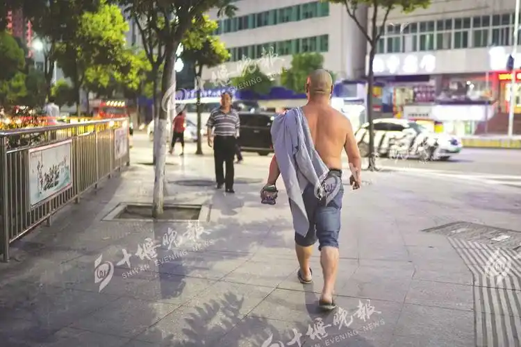 公共场所光膀子 城市文明减了分