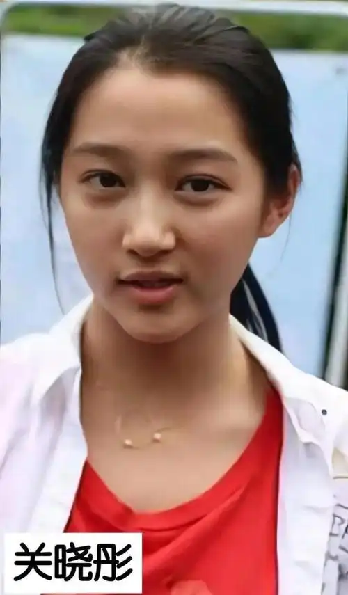 关晓彤这妥妥的小土妞.周冬雨多少年了,依旧是这张脸.