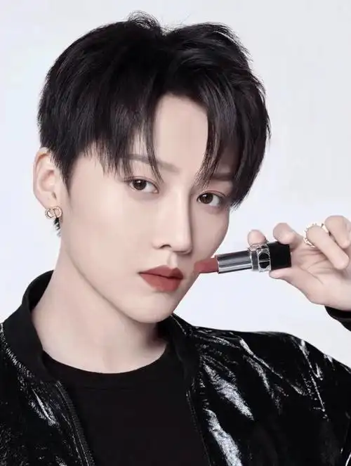 刘雨昕  ×dior美妆画报,allblack造型与迷人色彩碰撞,演绎摩登偶像