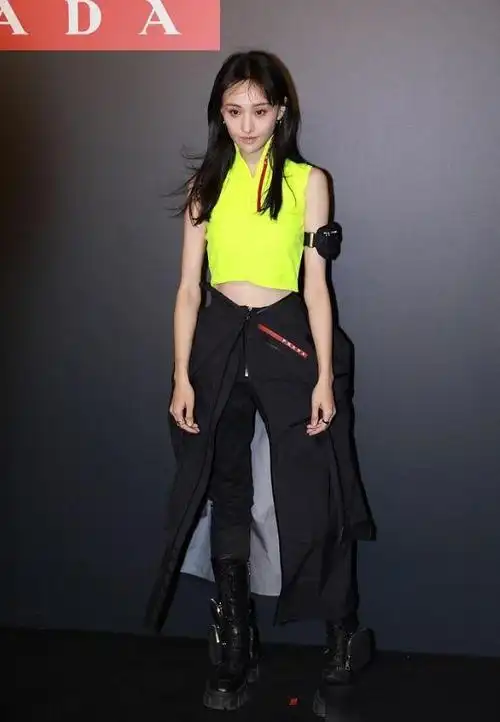 郑爽这是又放大招了?穿透视西装配短裤,这筷子腿实名羡慕