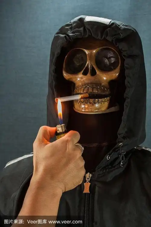 黑背景上的骷髅在抽烟