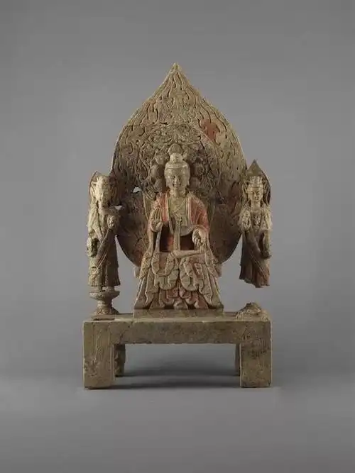 受孝文帝汉化政策的影响,邺城模仿南朝造像风格的"褒衣博带""秀骨清像