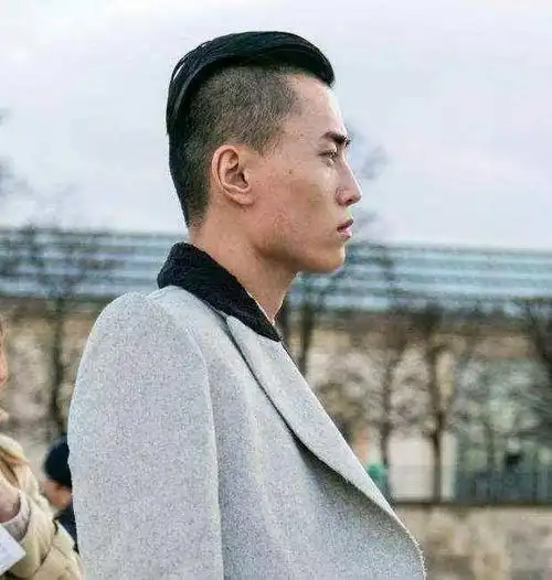 然而,现如今的铲青发型可不仅仅只是把两侧头发剪短铲光那么简单,怎样