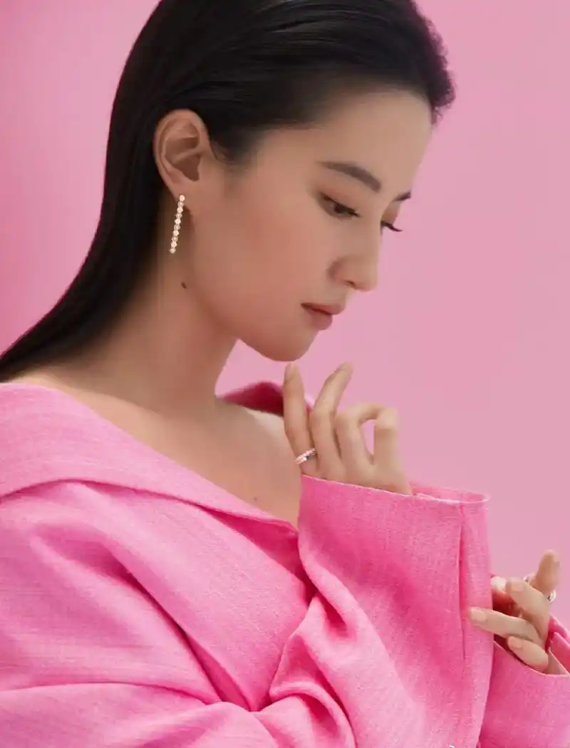 刘亦菲的发际线弧度也好美. 676767[滑稽]