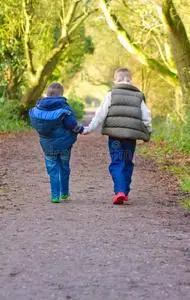 兄弟手牵手乡间小路照片