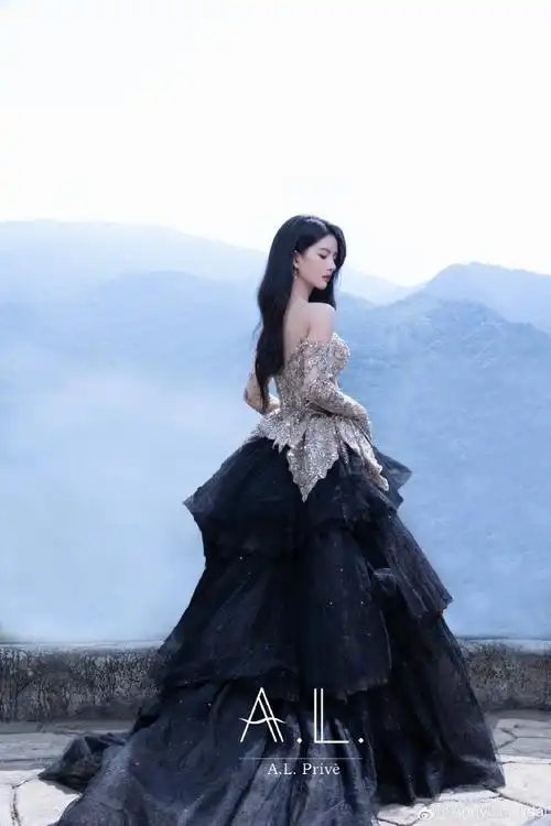 刘些宁身穿anny lin bridal【旷野生花】系列高定礼服亮相丝绸之路