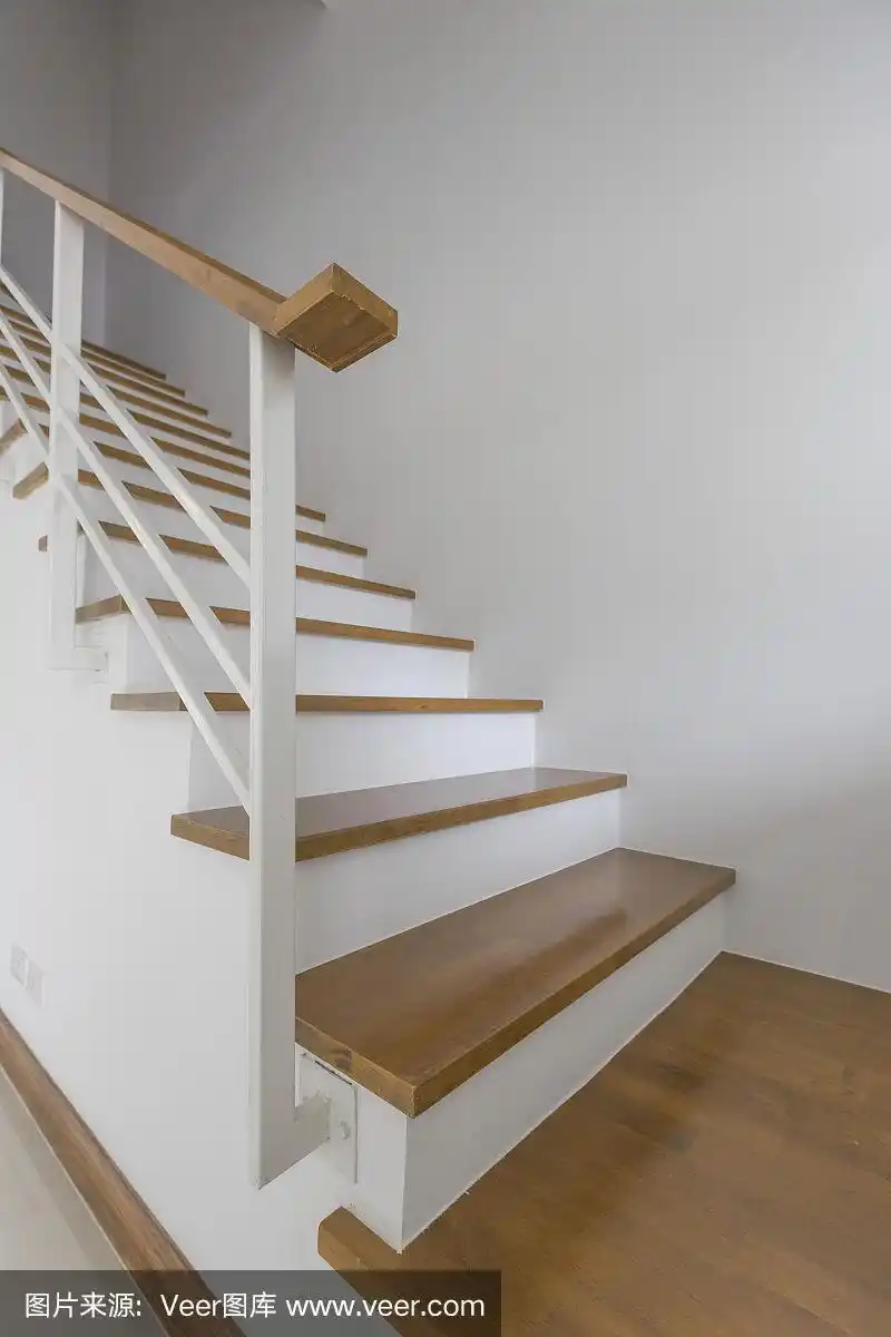 现代家居的木楼梯和扶手