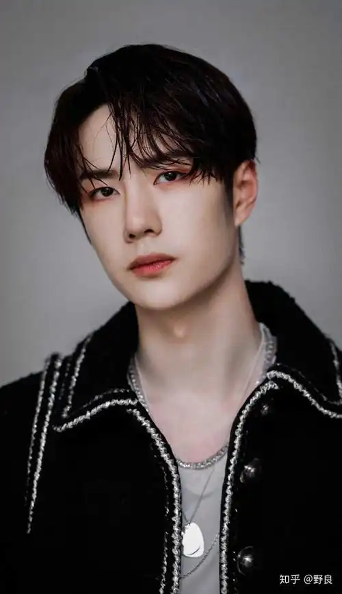 【我要来补充一件大事,让我们来看看同一个发型的王一博营业和不营业