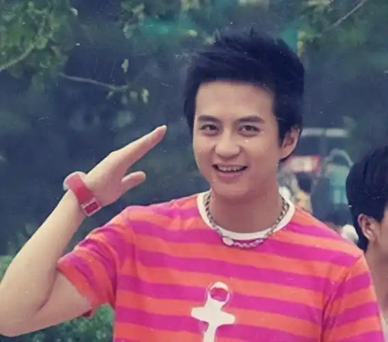 回顾邓超从少年痞子到影视大佬唯一遗憾是没能救回父亲