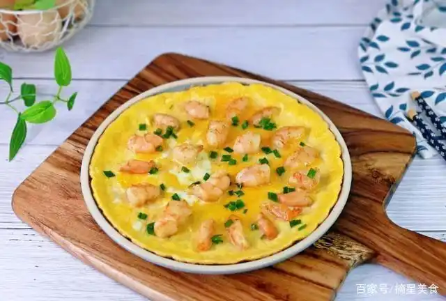 7,关掉火,把整只虾煎蛋卷直接倒入盘子里,尽量不要弄坏他,整件看起来