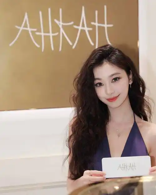 长发过肩的女性,一定要试试全头烫卷发,时尚好看让人为你着迷