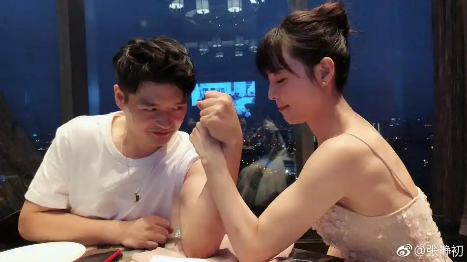 组图张静初穿优雅美裙竟与男友人掰手腕变大力怪女秀肱二头肌