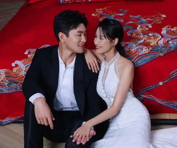 王彦霖晒照庆结婚2周年,妻甜美娇嫩显孕相,评论区画风逐渐走偏|杨洋