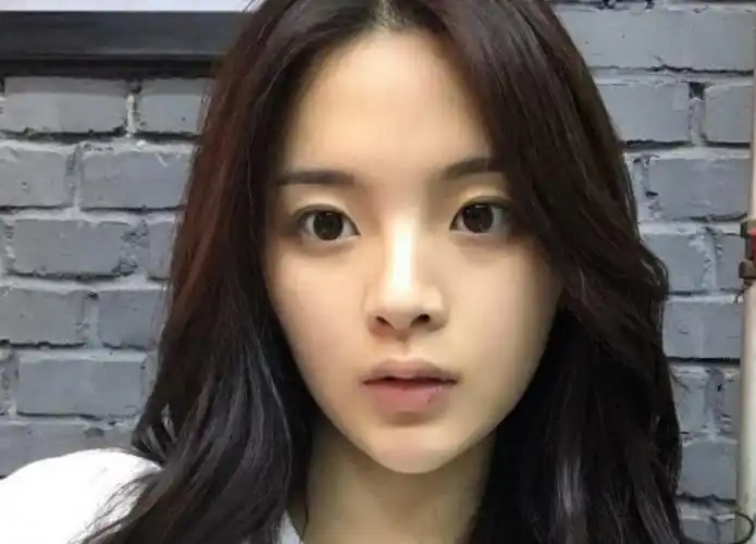 杨超越自拍忘开美颜滤镜,素颜比化妆还美,高糊镜头都挡不住美貌