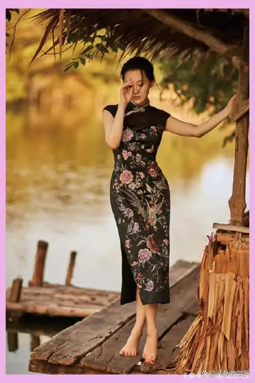 《纸醉金迷》中的旗袍造型也很好看,虽然旗袍花花绿绿的,但是不影响她