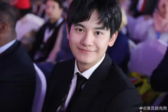 今天胡先煦22岁生日还官宣了代言不过他和两年前长得越来越不像了