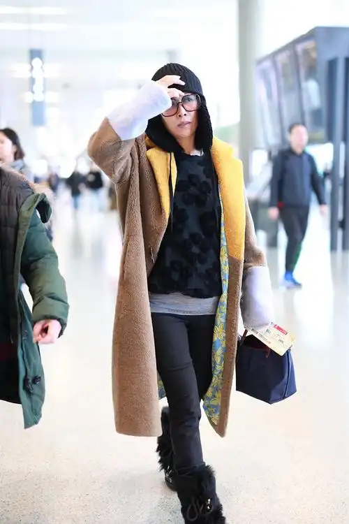 52岁那英不再高冷穿羊绒大衣素颜走机场双腿纤细鞋真欣赏不来