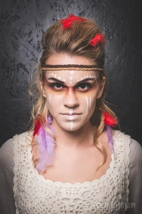 美洲印第安人与漆面伪装-用专业的化妆工作室照片