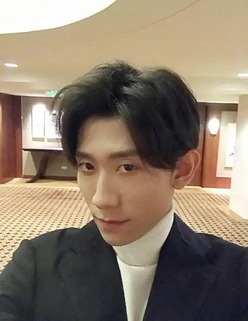 继怒怼章子怡谣言风波后张一山首晒帅照还是那个痞帅的你